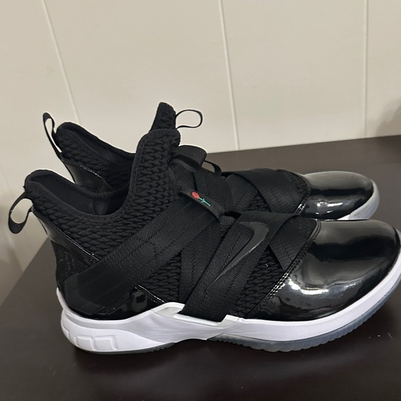 Nike LeBron Soilder 12 “Tuxedo” basketball shoes